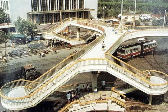 这就是南京西路石门路人行立交桥.