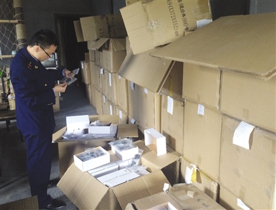 查扣假冒眼镜仓库.售假窝点现场.