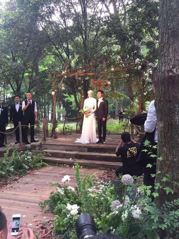 40岁撒贝宁与李白大婚 现场提及亡母哽咽落泪