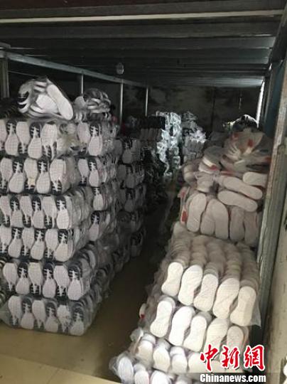 图为莆田市一堆满假冒名牌运动鞋的仓库. 陈珊珊 摄