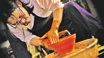 吴兴乾在制作建盏. 李靖云 摄