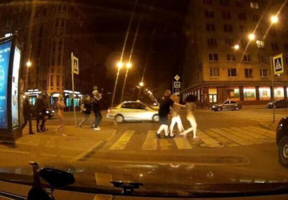 俄男子冒充警察去扫黄 妓女被逼裸体游街(图)