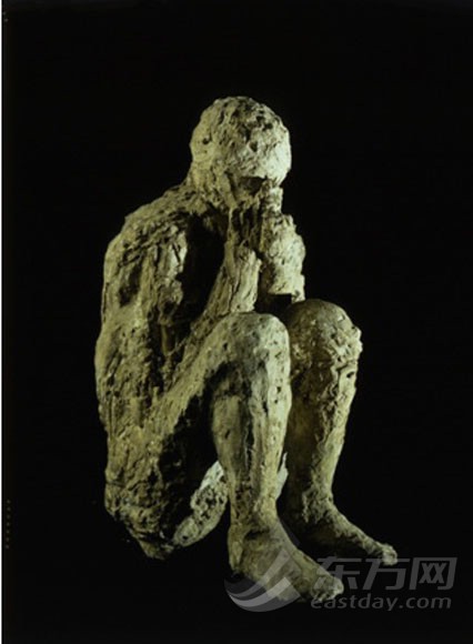 图片说明:庞贝末日最著名的展品之一蜷缩着的男人