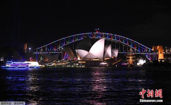 澳悉尼港湾大桥亮起彩虹灯 悼念美枪击案遇难者