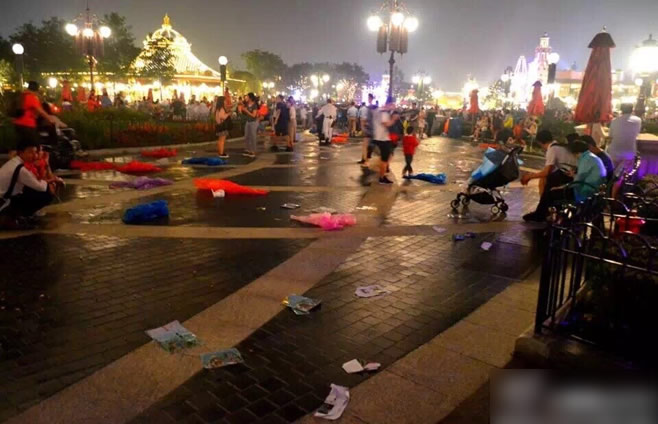 上海迪士尼男孩草地上大便 散场后满地垃圾