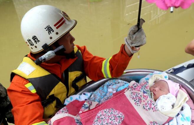 贵州沿河洪水淹没村庄 消防员脸盆救婴儿
