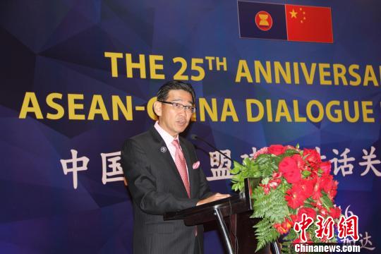 中国驻东盟大使徐步,东盟秘书长黎良明,新加坡常驻东盟代表陈汉成分别