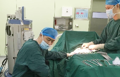 乐清一医生这张手术室里的“倒地”照片 感动众人-新闻中心-温州网