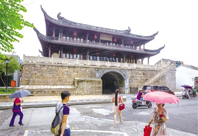 市区鼓楼街谯楼经过整修看起来焕然一新. 赵用 摄