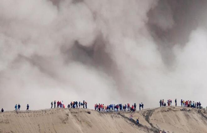 印尼婆罗摩火山喷发 村民冒死爬火山口祭祀