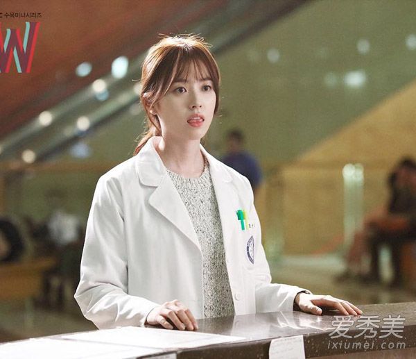 《w》中的韩孝珠仍然是现在大火的女医生人设,穿上白大褂也好美,内