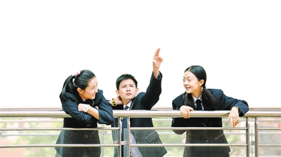 剧中朵朵,张小宇,金琴琴(从左至右)分别来自中产,土豪,草根三个姐层