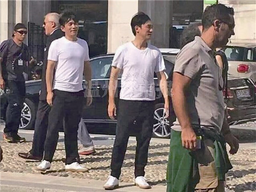 梁朝伟(左三)和徐上威在片场.图片均由受访者提供