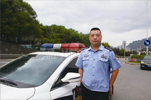 温州网讯 简竹涛,永嘉县公安局黄田派出所民警,他的名字寓意深刻,也正