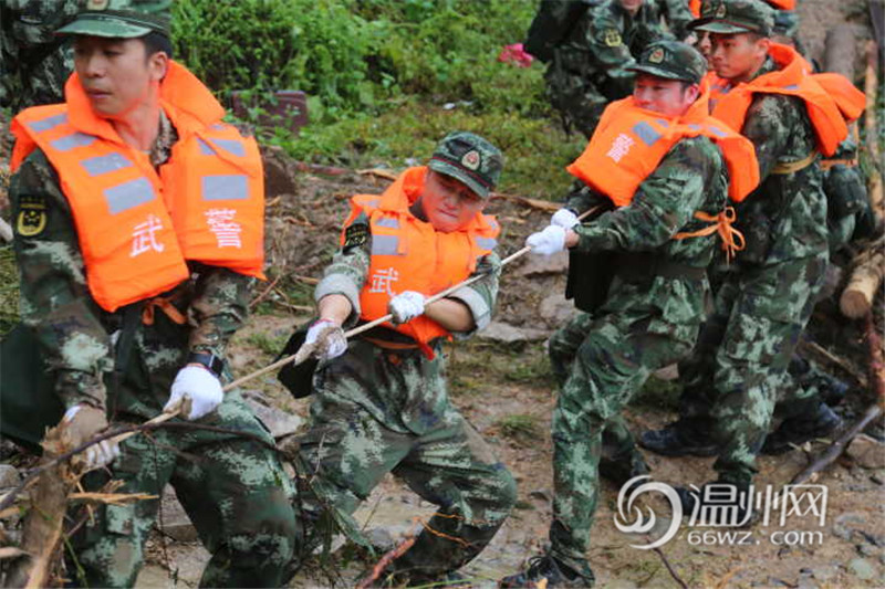泰顺有难各方救援 武警与民间组织徒步进灾区救援