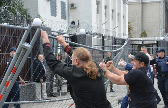 乌克兰民众冲击俄罗斯使馆 抗议俄国家杜马选举
