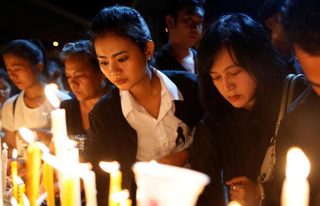 泰国民众举办烛光集会 悼念国王普密蓬