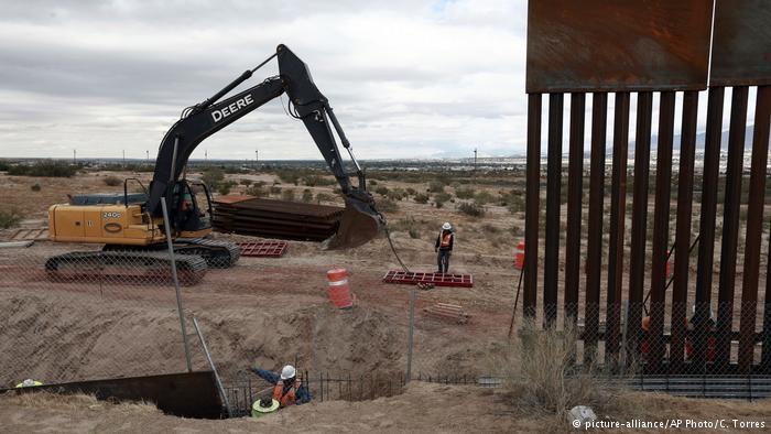 美国墨西哥边境1100公里已经被栅栏防护起来