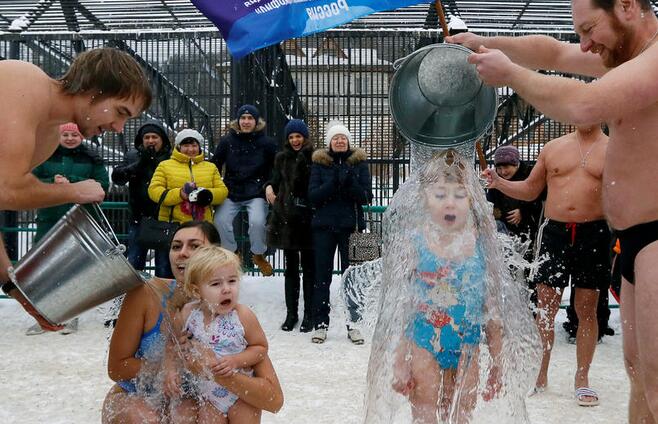 真战斗民族！俄罗斯民众雪地中挑战冰桶