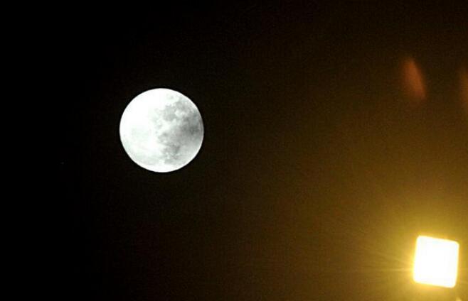 “超级月亮”本年度中最后一次现身天宇