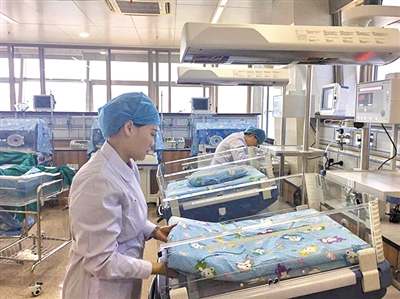 温州网讯 全面二胎开放后,我市各大医院新生儿科病房床位非常紧张.