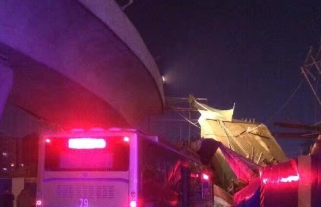 郑州在建高架桥桥面坍塌 公交车被砸1死8伤