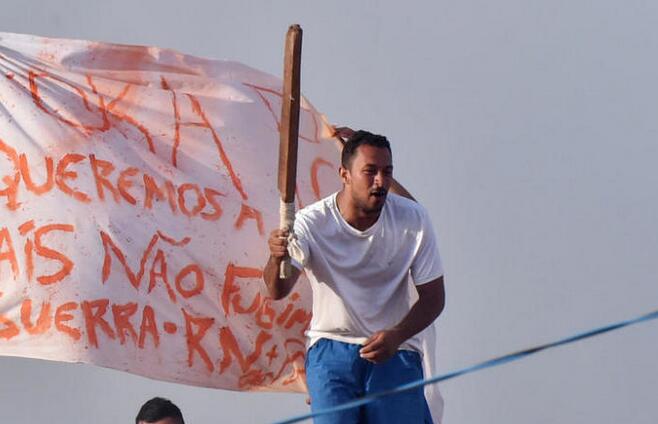 巴西监狱暴动现场：囚犯爬上屋顶示威