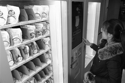 一鸣牛奶自助买 自动售卖"玩"出新招式