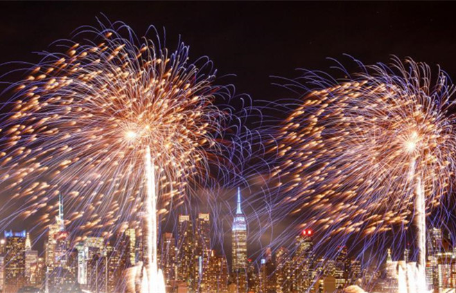 美国纽约燃放焰火庆祝中国鸡年春节