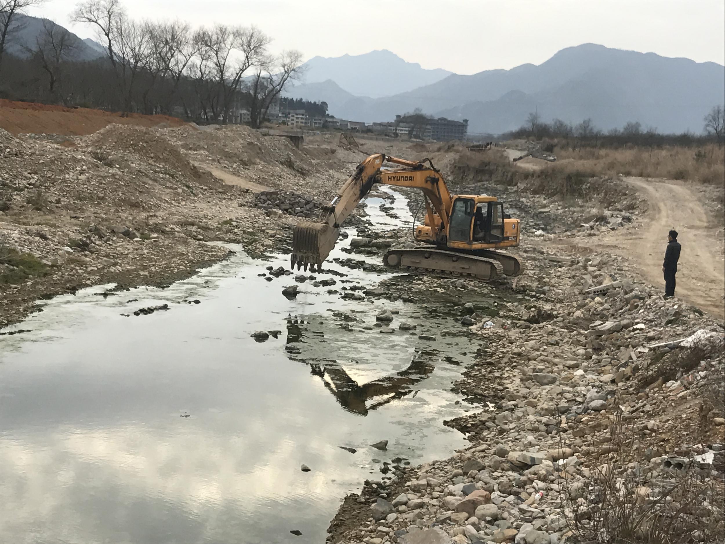 永嘉枫林镇枫孤溪孤山段治理,一大早,挖掘机就开始轰隆隆作业,清理
