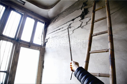 乐清樟湾多处房屋倾斜村民心忧 原拆原建为何搁浅