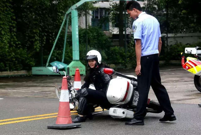 温州交警4名女铁骑飒爽亮相街头 颜值爆表力气逼人