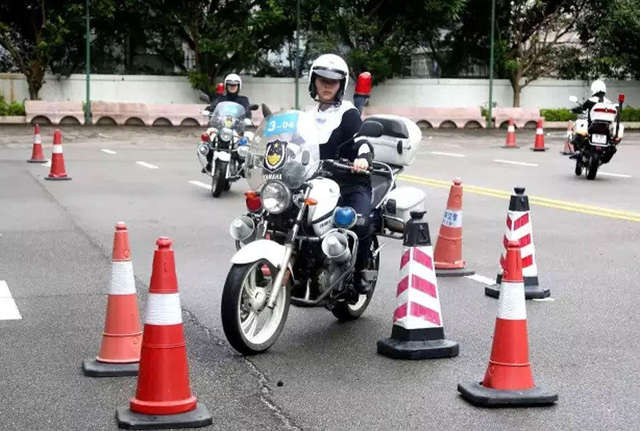 温州交警4名女铁骑飒爽亮相街头 颜值爆表力气逼人