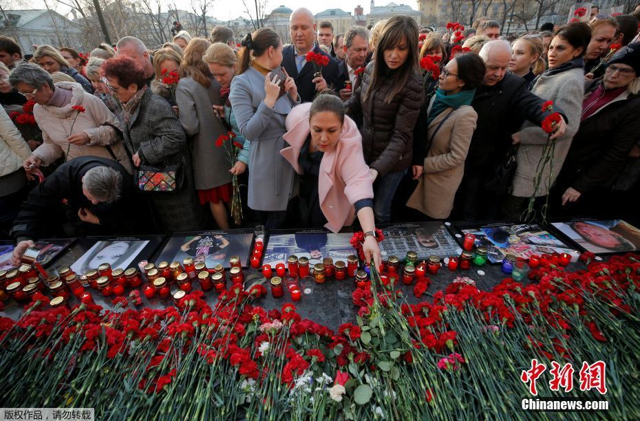 莫斯科举行大型反恐集会 悼念地铁爆炸遇难者