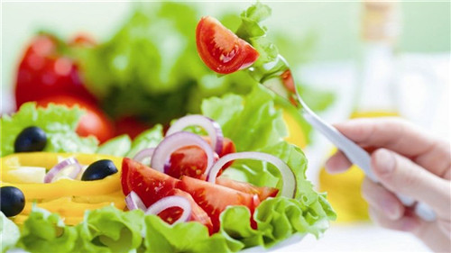 文小敏告知陈大姐,目前胃炎癌变的几率低于1%,且与很多因素相关.