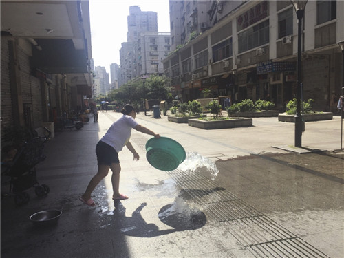 乱倒污水,晾晒衣服……东门步行街怎么成了这样?