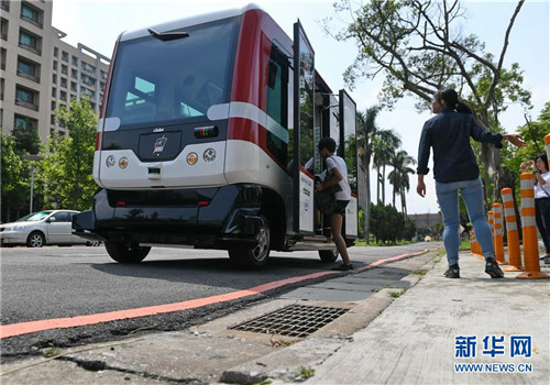 台湾首辆无人驾驶巴士上路测试