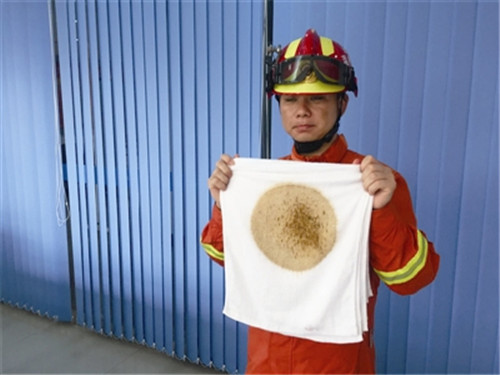 火场逃生用湿毛巾捂口鼻有用吗?消防人员详细解析