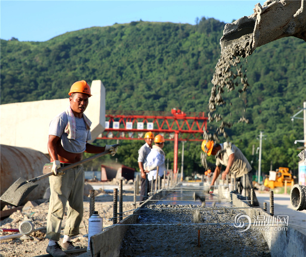 高温下的坚守：104国道鳌江大桥标段加快建设
