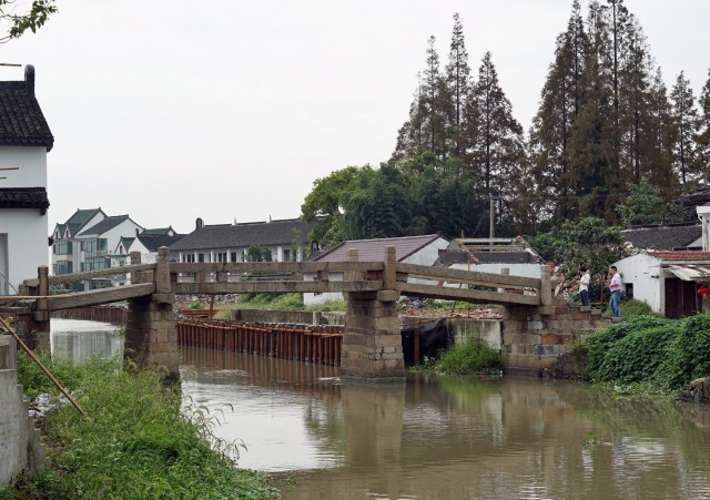 一座古石桥,桥南边是浙江平湖广陈镇山塘村,桥北边则是上海市金山区