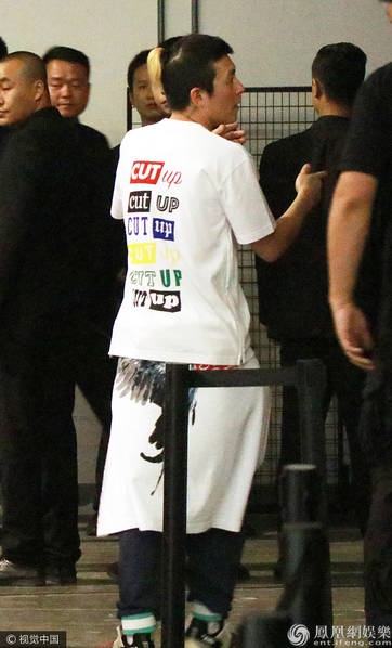 奶爸陈冠希现身上海梳小辫与妻子当街亲吻