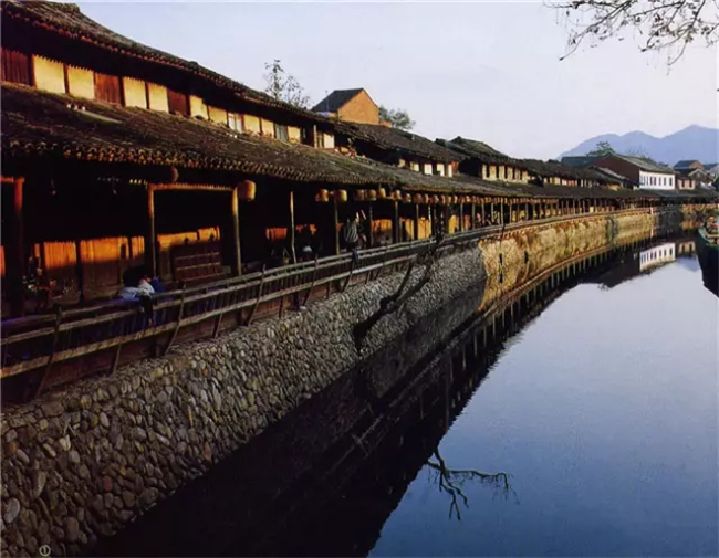 芙蓉古村地處永嘉縣巖頭鎮,是一座背靠