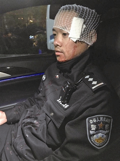 酒徒挥舞菜刀乱砍 额头挨刀的民警浴血夺刃