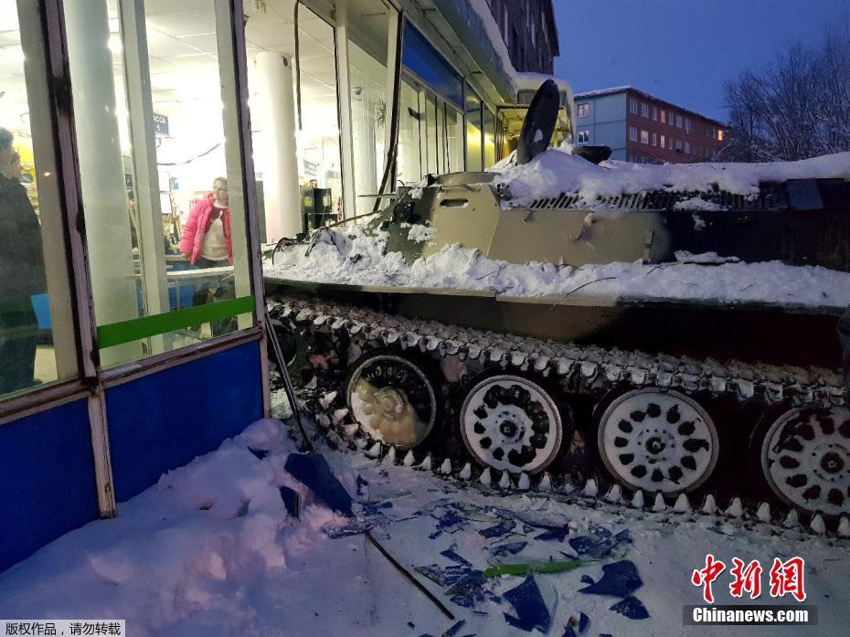 俄男子开装甲车闯进超市 只为抢一瓶酒