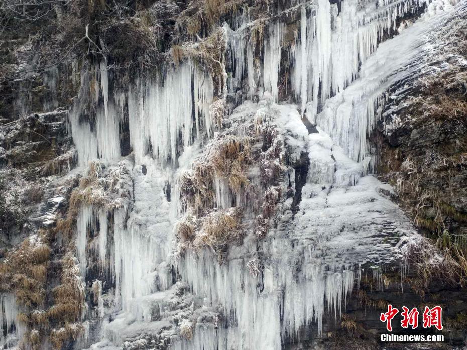 梵净山景区因雨雪凝冻形成“山石云瀑”