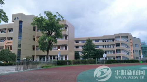 近年来,平二职积极引导学生树立正确的就业观念,在"先就业,后择业