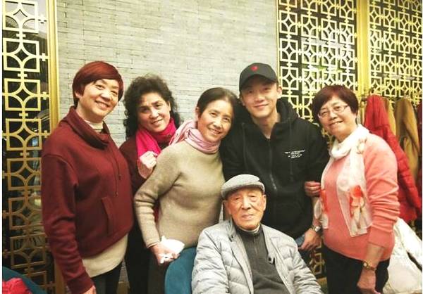 郑恺新春晒家族合影 网友纷纷感叹家族基因强大