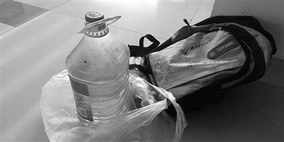 食用油瓶里装汽油想蒙混过关带上车,被拘了!