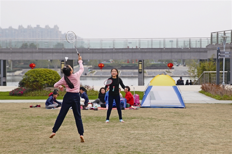 昨天,在世纪公园,小朋友们在打羽毛球记者王诚/摄