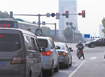 多个路口改用圆盘信号灯 右转弯车辆遇红灯是停是走?